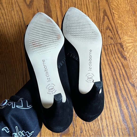 ▪️LIZ CLAIBORNE: Women’s 6.5, black suede pointed w/ruffle accent pumps▪️ - Picture 11 of 15